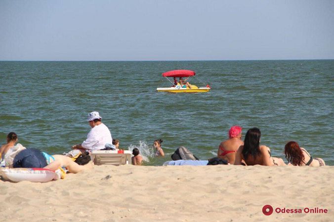Жаркое лето в Затоке: отдыхающих пока немного (фоторепортаж)