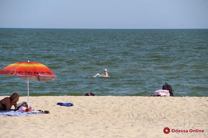 Жаркое лето в Затоке: отдыхающих пока немного (фоторепортаж)
