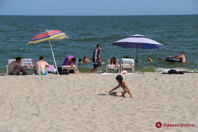 Жаркое лето в Затоке: отдыхающих пока немного (фоторепортаж)