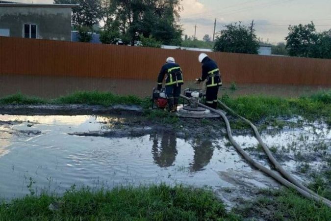Плавающие машины, озеро под горсоветом: мощный ливень добрался и до Измаила (видео)
