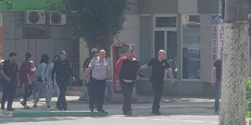 В Черноморске мужчина с тесаком в руках устроил «охоту» на прохожих — инцидент попал на видео