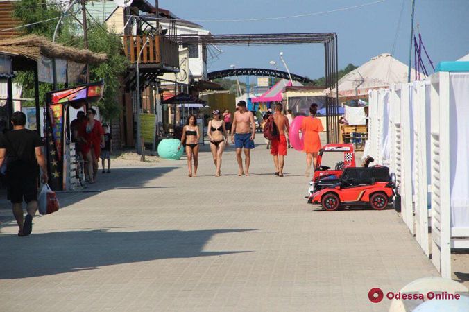 Жаркое лето в Затоке: отдыхающих пока немного (фоторепортаж)