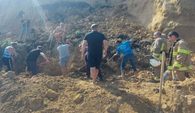 Зсув ґрунту на пляжі Одеської області: під завалами шукають людей