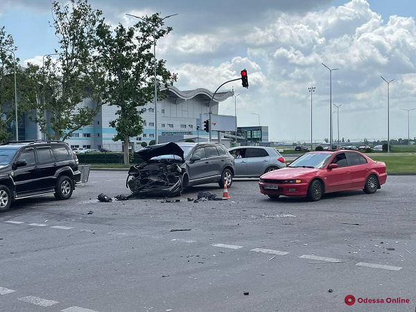Возле Одесского аэропорта столкнулись Dodge и Volkswagen — пострадали два человека