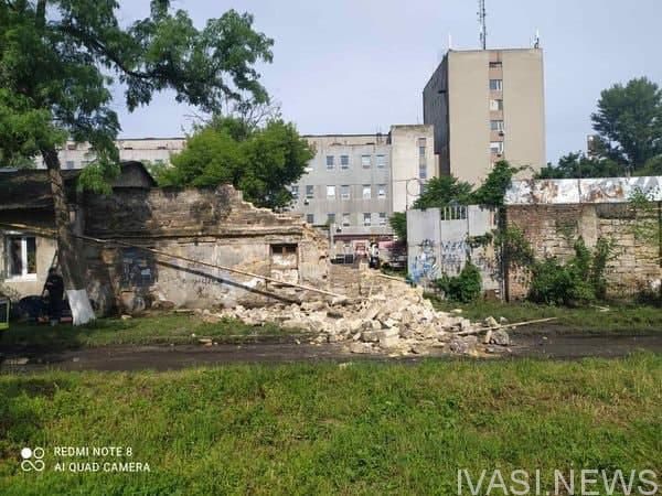 В Одессе произошло обрушение стены частного предприятия, в результате которого была повреждена газовая труба