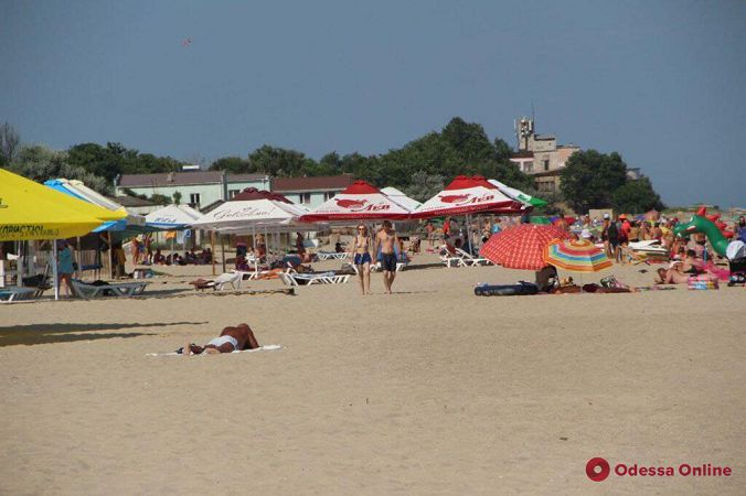 Жаркое лето в Затоке: отдыхающих пока немного (фоторепортаж)