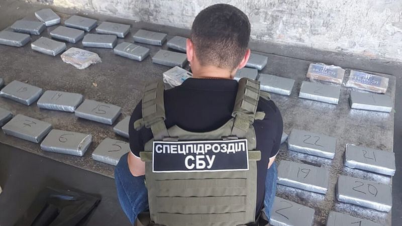 Прикордонники виявили майже 57 кг кокаїну у вантажі бананів на Одещині