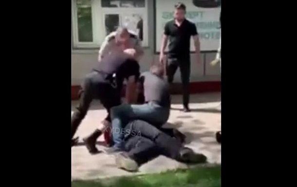 Житель Одесской области бросался на людей с тесаком (видео)