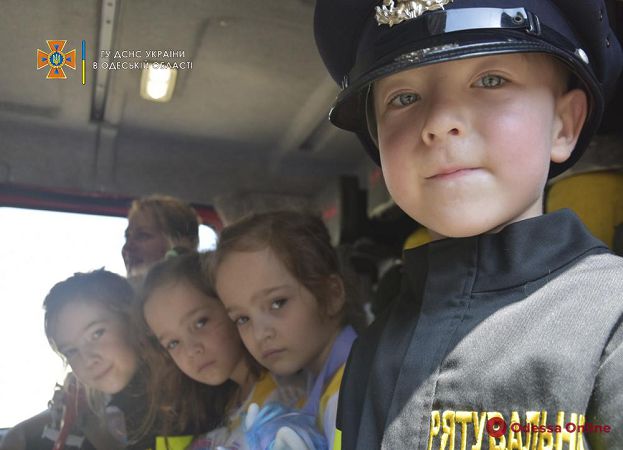 Одесским пятерняшкам в честь дня рождения устроили увлекательную экскурсию по музею истории пожарной охраны (фото)