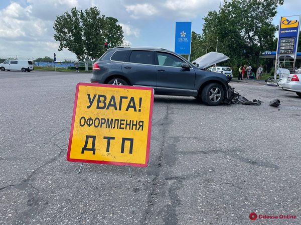 Возле Одесского аэропорта столкнулись Dodge и Volkswagen — пострадали два человека