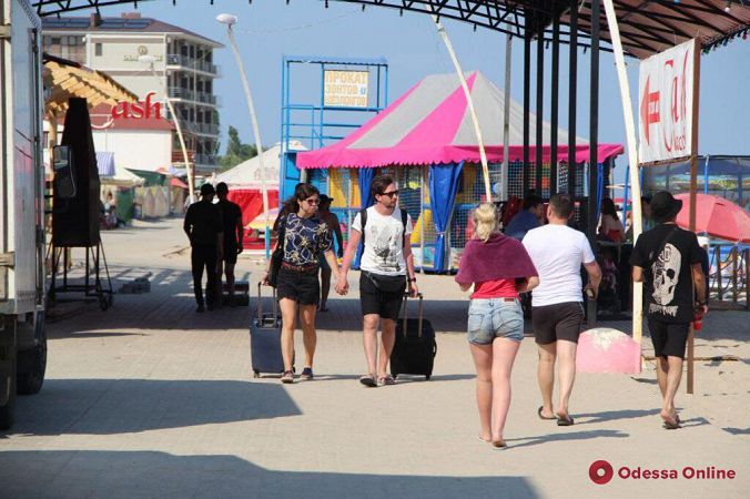 Жаркое лето в Затоке: отдыхающих пока немного (фоторепортаж)
