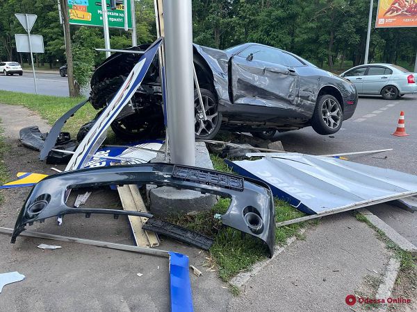 Возле Одесского аэропорта столкнулись Dodge и Volkswagen — пострадали два человека