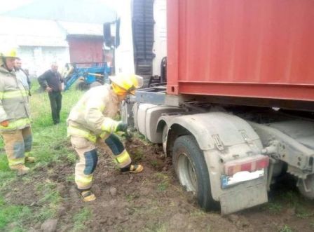 В Одесской области фура застряла в грязи — понадобилась помощь спасателей