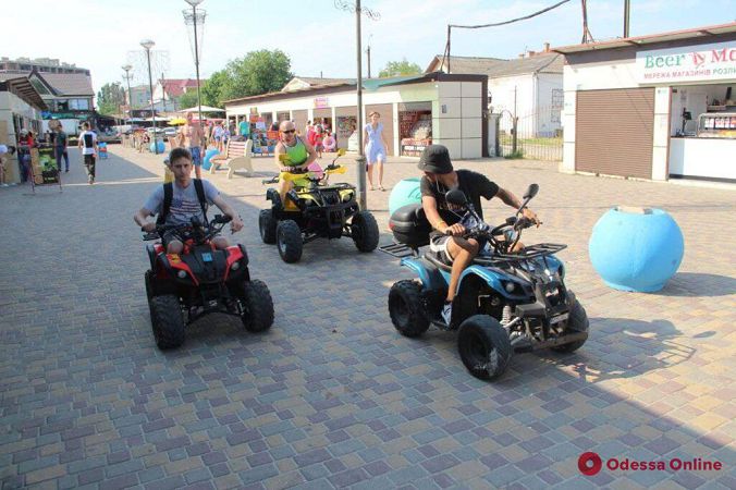 Жаркое лето в Затоке: отдыхающих пока немного (фоторепортаж)