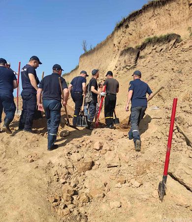 Спасатели и добровольцы продолжают поиски людей под завалами в Лебедевке