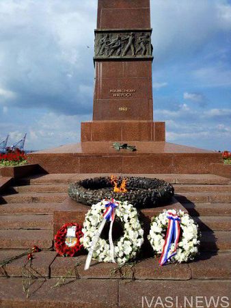Британские и голландские военные моряки возложили венки к памятнику Неизвестному матросу в Одессе (фото)