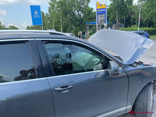 Возле Одесского аэропорта столкнулись Dodge и Volkswagen — пострадали два человека