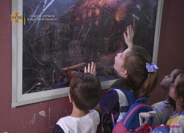 Одесским пятерняшкам в честь дня рождения устроили увлекательную экскурсию по музею истории пожарной охраны (фото)