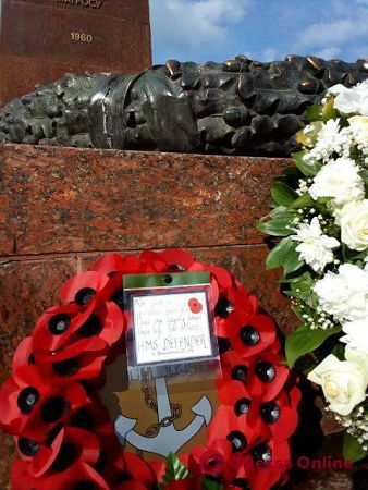 В Одессе британские, голландские и украинские военные моряки возложили цветы к памятнику Неизвестному матросу