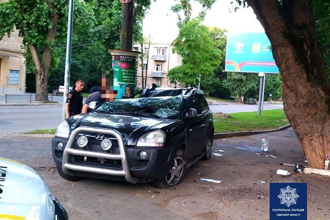 В Одесі перекинулася автівка: двоє людей травмувалися