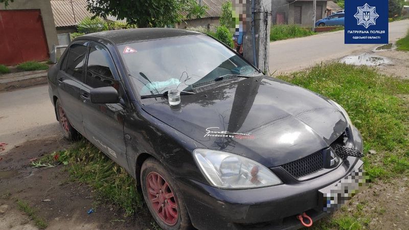В Одессе легковушка «встретилась» со столбом, есть пострадавшие (видео)