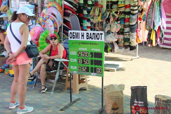 Жаркое лето в Затоке: отдыхающих пока немного (фоторепортаж)
