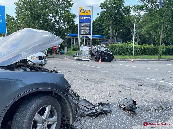 Возле Одесского аэропорта столкнулись Dodge и Volkswagen — пострадали два человека