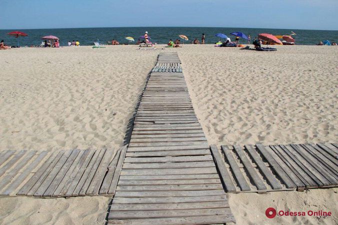 Жаркое лето в Затоке: отдыхающих пока немного (фоторепортаж)