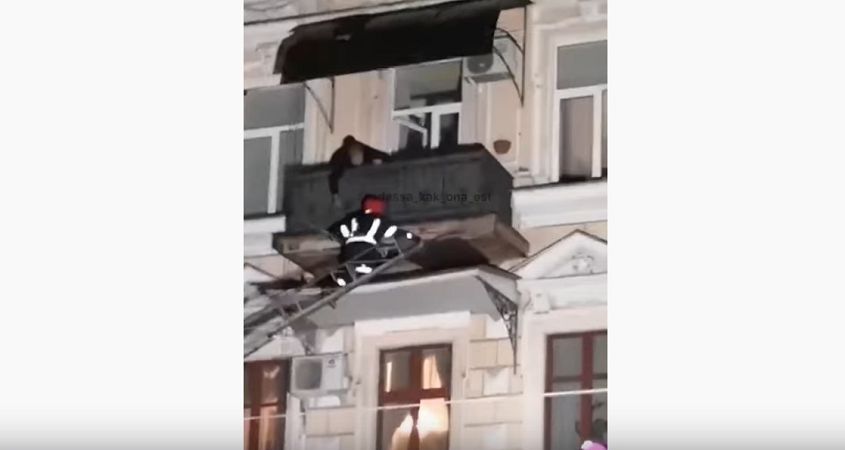 Очередной балкон не вынес напора стихии в исторической части Одессы (ВИДЕО)