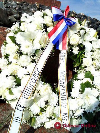 В Одессе британские, голландские и украинские военные моряки возложили цветы к памятнику Неизвестному матросу