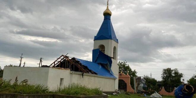 В Одесской области ураганный ветер сорвал купол с церкви