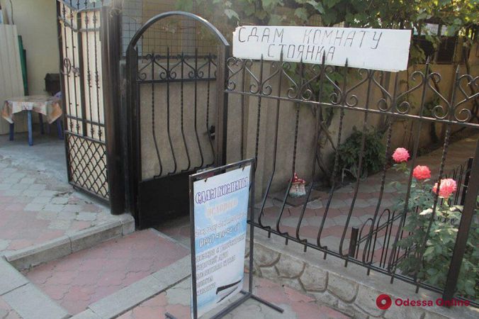 Жаркое лето в Затоке: отдыхающих пока немного (фоторепортаж)