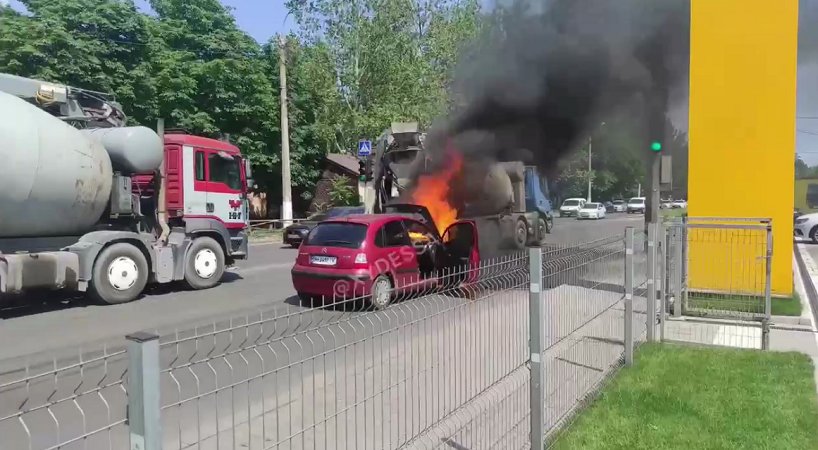Вже третя за добу: в Одесі під час руху загорілася автівка