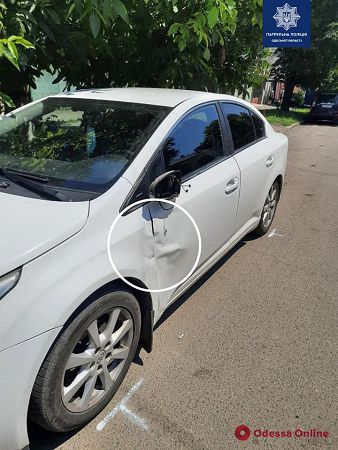 В Одессе воры на Audi, уходя от погони, врезались в столб — один из них напал на патрульного