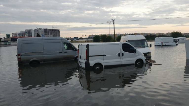В Одесі адміністрація ринку «7 кілометр» показала наслідки зливи, що затопила торгові павільйони та авто (Фото)