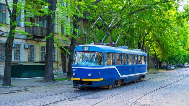 Ногу затисло колесом: в Одесі чоловік потрапив під трамвай