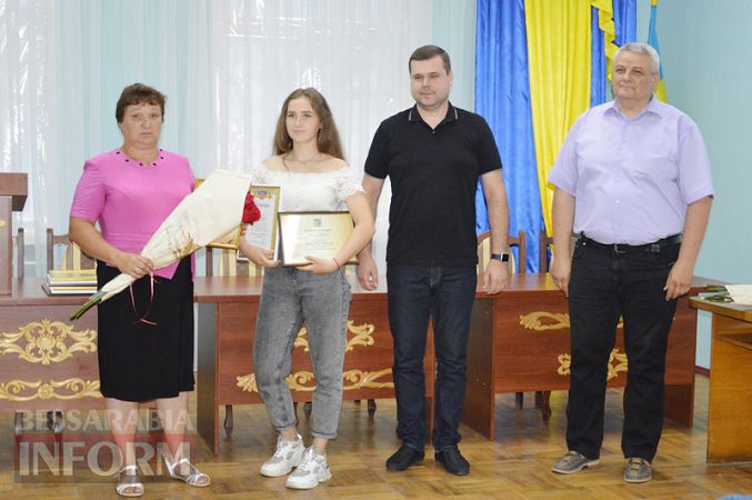 В Килии впервые наградили выпускников-медалистов стипендиями из городского бюджета