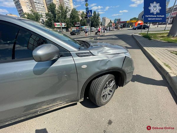 На Академика Заболотного дорогу не поделили легковушка и мопед — есть пострадавший