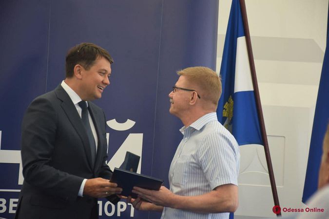 Глава Верховной Рады Разумков посетил порт «Южный» (фото)