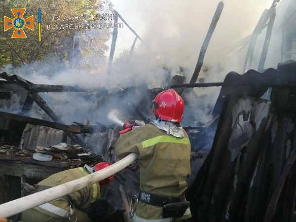 В Одеській області спека призвела до масштабної пожежі: згоріли тонни сіна. Фото