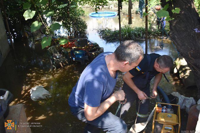 В некоторых районах Одессы до сих пор не сошла вода