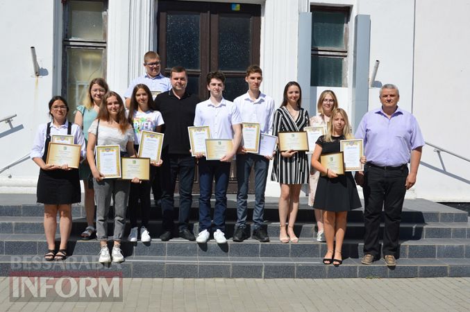 В Килии впервые наградили выпускников-медалистов стипендиями из городского бюджета