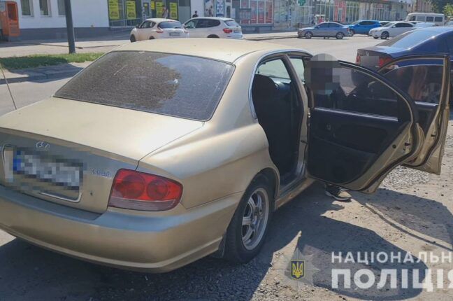 В Одессе иностранцы обокрали автомобиль горожанина (ВИДЕО)