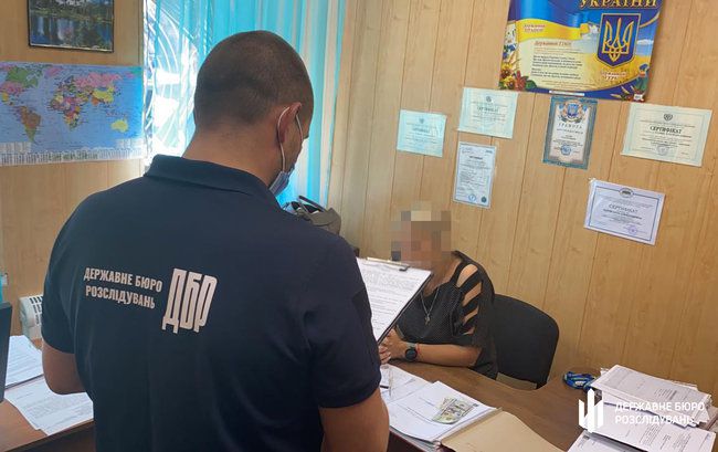 Чиновников ГСЧС и Госмиграции задержали при получении взяток на Одесчине, - ГБР 03
