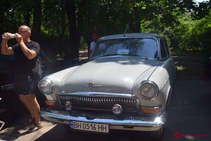 Почти все на ходу: в Одессе на 411-й батарее проходит выставка ретро-автомобилей (фото)