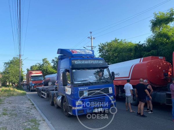 Мітинг проти фур: в Одесі місцеві жителі перекрили дорогу на Хутірській