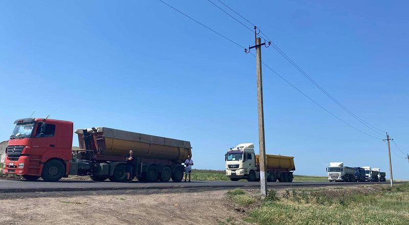 На одной из самых “убитых” дорог Белгород-Днестровского района стартовал ямочный ремонт