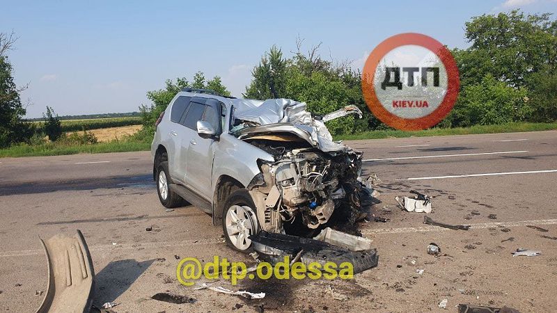 Под Одессой чиновник автодора погиб во внедорожнике который разорвало в ДТП (фото)