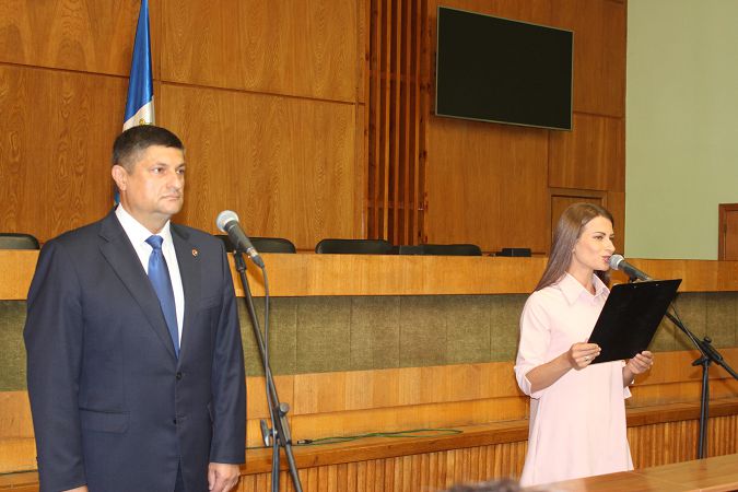 В Измаиле торжественно вручили медали рекордному количеству выпускников (фото)