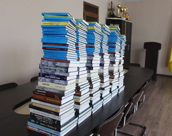 Герой України подарував кожній школі та селищній бібліотеці комплект різноманітних книг